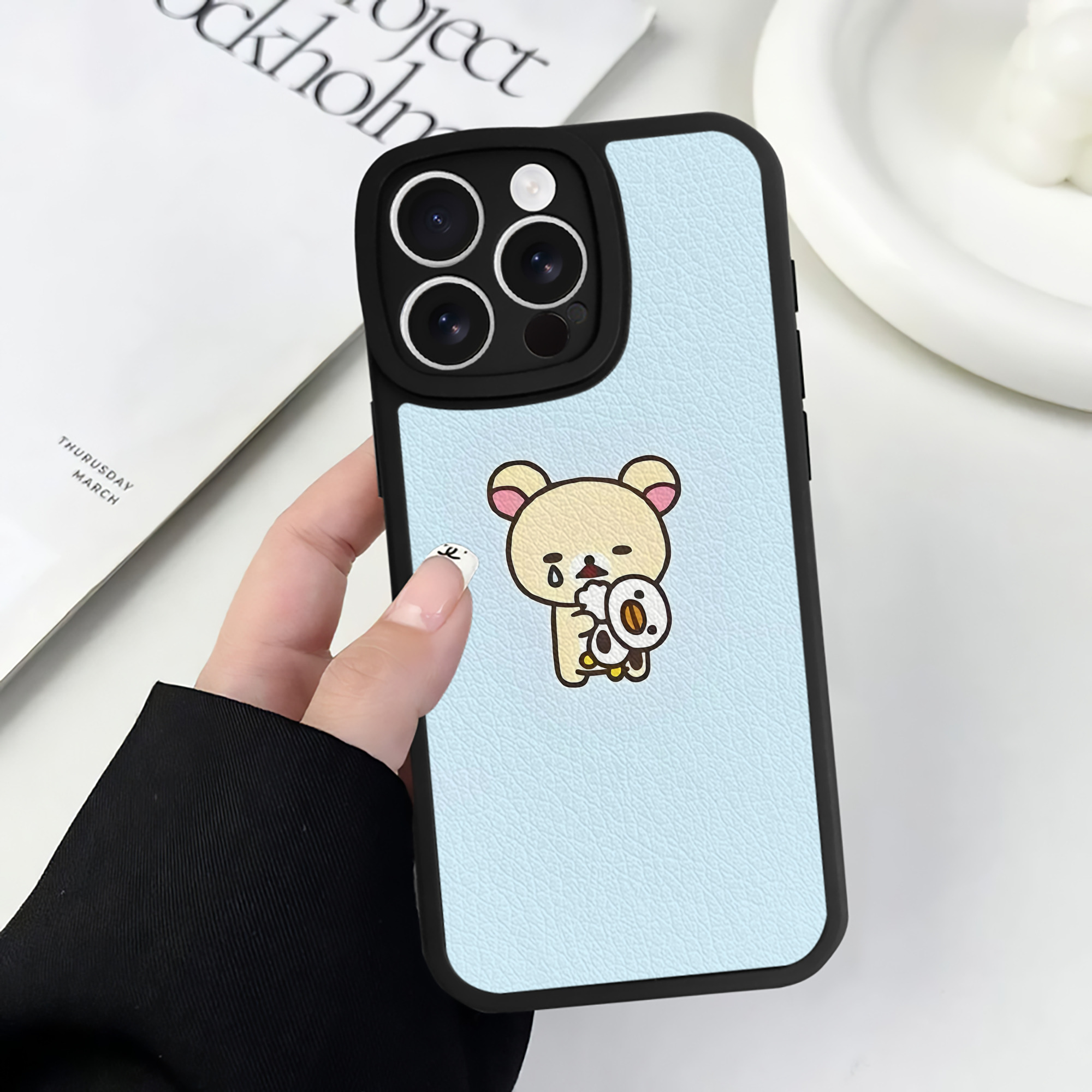 （画像用） リラックマ リラックマ キイロイトリ Rilakkuma Korilakkuma Kiiroitori 【iPhone 16シリーズ対応】シリコンスマホケース（レザー調） 材質：シリコン